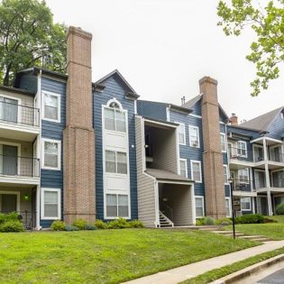 Exterior photo of Adler at Waters Landing apartments after Fincor completed an exterior facelift that included replacing wood panels and repainting the entire exterior.